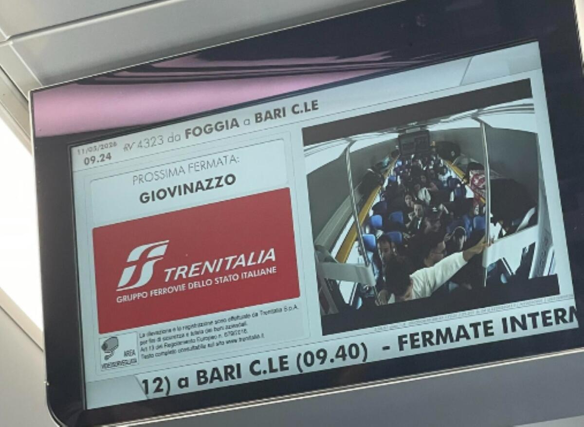 Galleria foto 'Caos sul Foggia-Bari, treno stracolmo e porte che non si chiudono: «Bloccato due volte. Quasi 1 ora di ritardo»' - foto 1