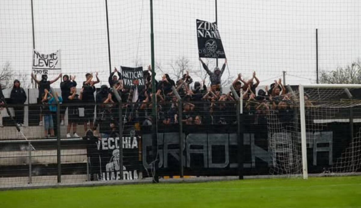 Galleria foto 'Squinzano-Leverano, guerriglia con pietre e bombe carta fuori dallo stadio: tre feriti, due in sala operatoria' - foto 1
