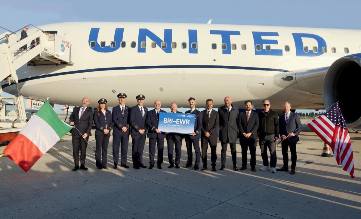 Galleria foto 'United Airlines atterra in Puglia, arrivato a Bari il primo volo diretto da New York: Decaro accoglie i passeggeri – VIDEO' - foto 4