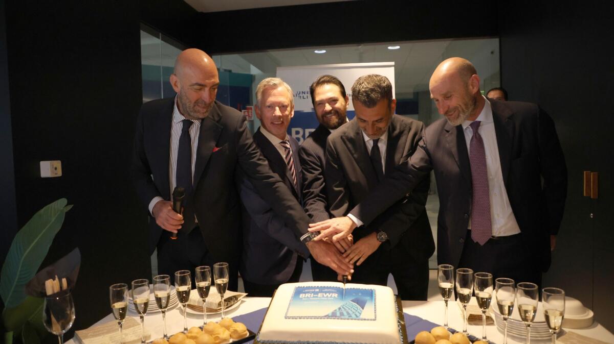 Galleria foto 'United Airlines atterra in Puglia, arrivato a Bari il primo volo diretto da New York: Decaro accoglie i passeggeri – VIDEO' - foto 1