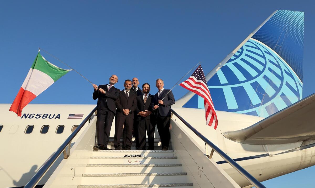 Galleria foto 'United Airlines atterra in Puglia, arrivato a Bari il primo volo diretto da New York: Decaro accoglie i passeggeri – VIDEO' - foto 3