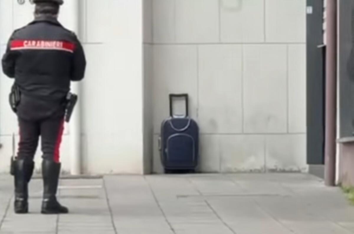 Allarme bomba a Taranto: trolley sospetto in via Medaglie d’Oro, ma era vuoto. Secondo caso in pochi giorni Allarme bomba a Taranto: trolley sospetto in via Medaglie d’Oro, ma era vuoto. Secondo caso in pochi giorni
