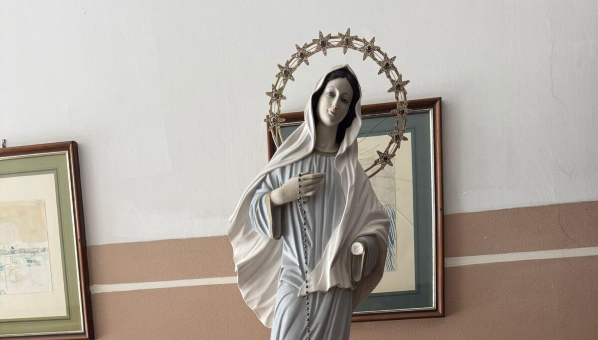 Galleria foto 'Trani, sfregio alla statua della Madonna. Il parroco: «Mai gesto così grave»' - foto 1