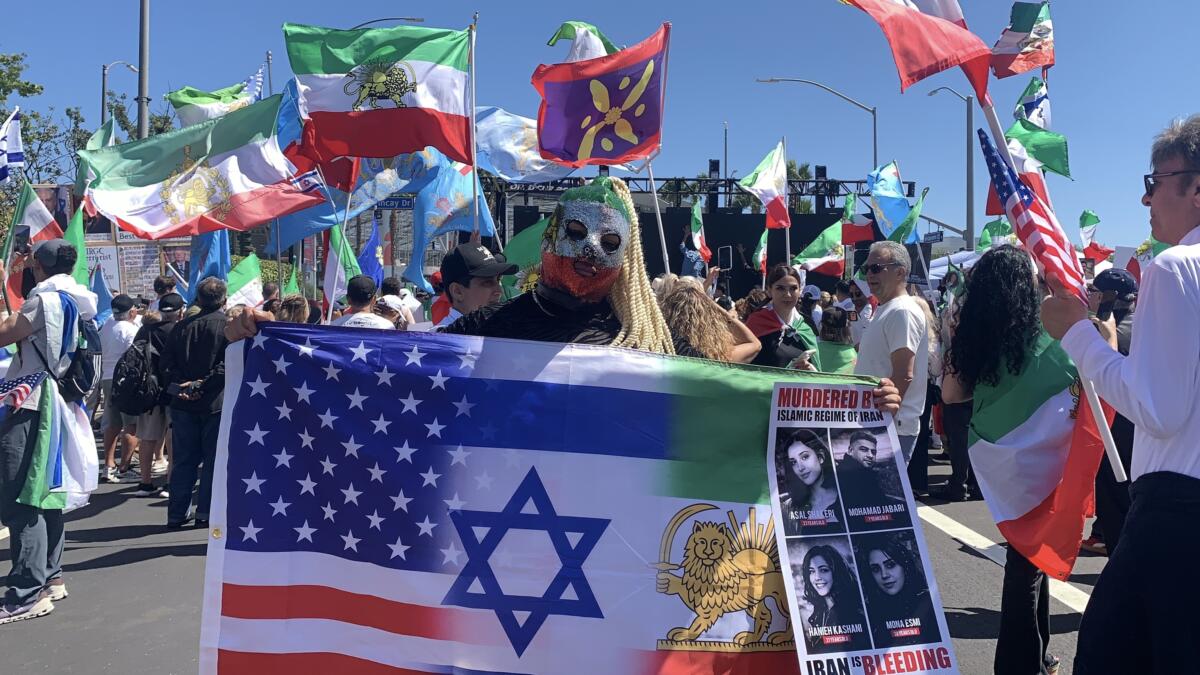 Mondiali, centinaia di iraniani protestano contro Teheran alla vigilia della partita