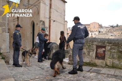 Matera, foto e video pedopornografici in chat e droga a minori: arrestato un 30enne