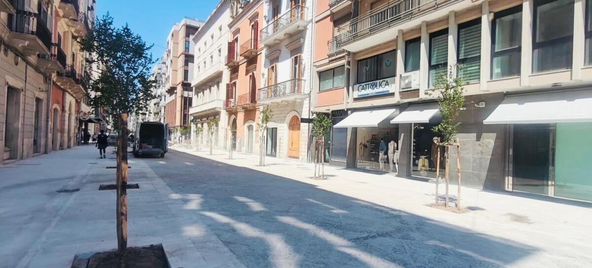 Bari, via Argiro riapre il primo isolato: addio barriere e spazio alle basole storiche