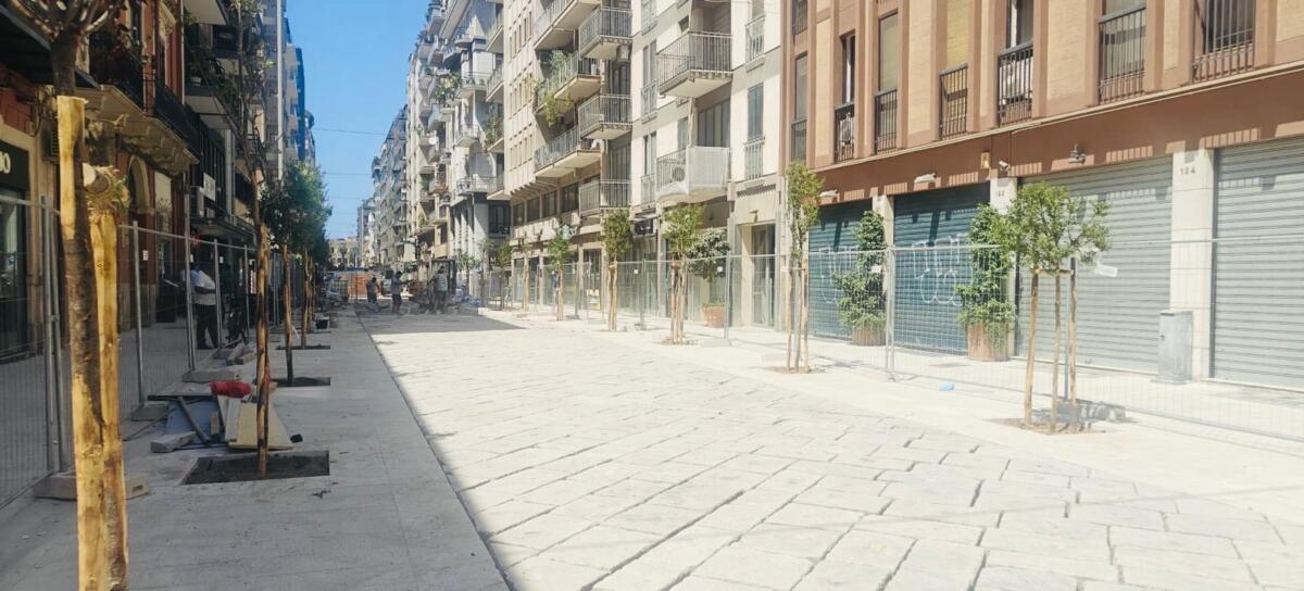 Bari, via Argiro riapre il primo isolato: addio barriere e spazio alle basole storiche