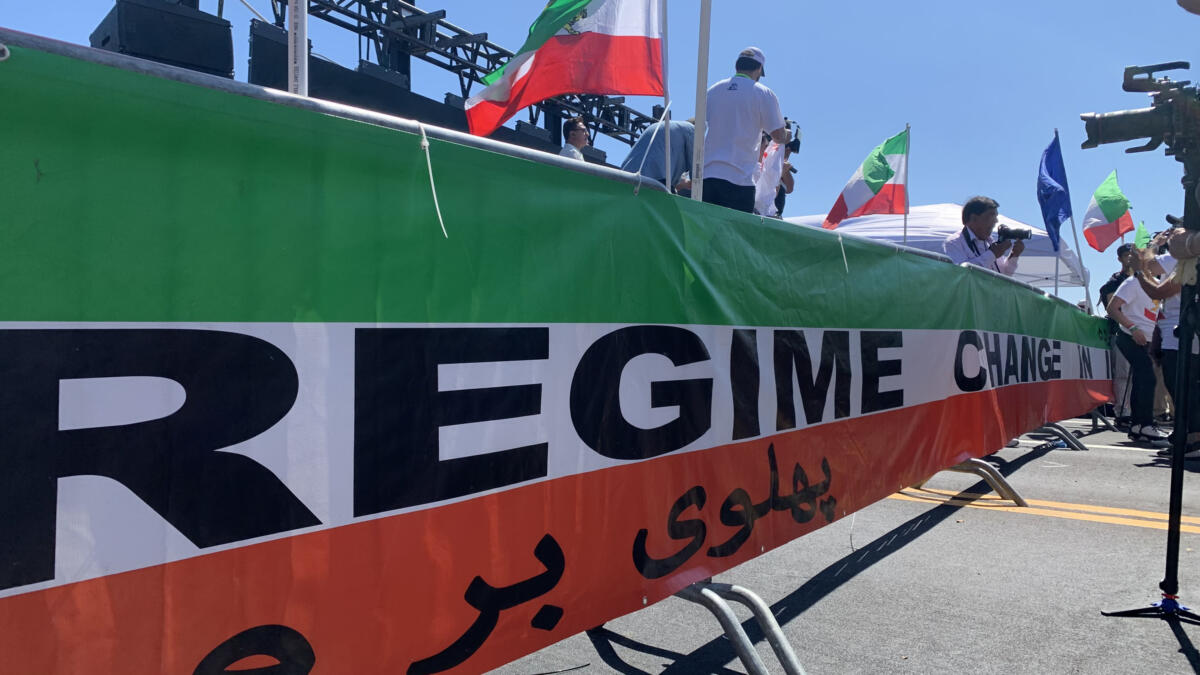 Mondiali, centinaia di iraniani protestano contro Teheran alla vigilia della partita