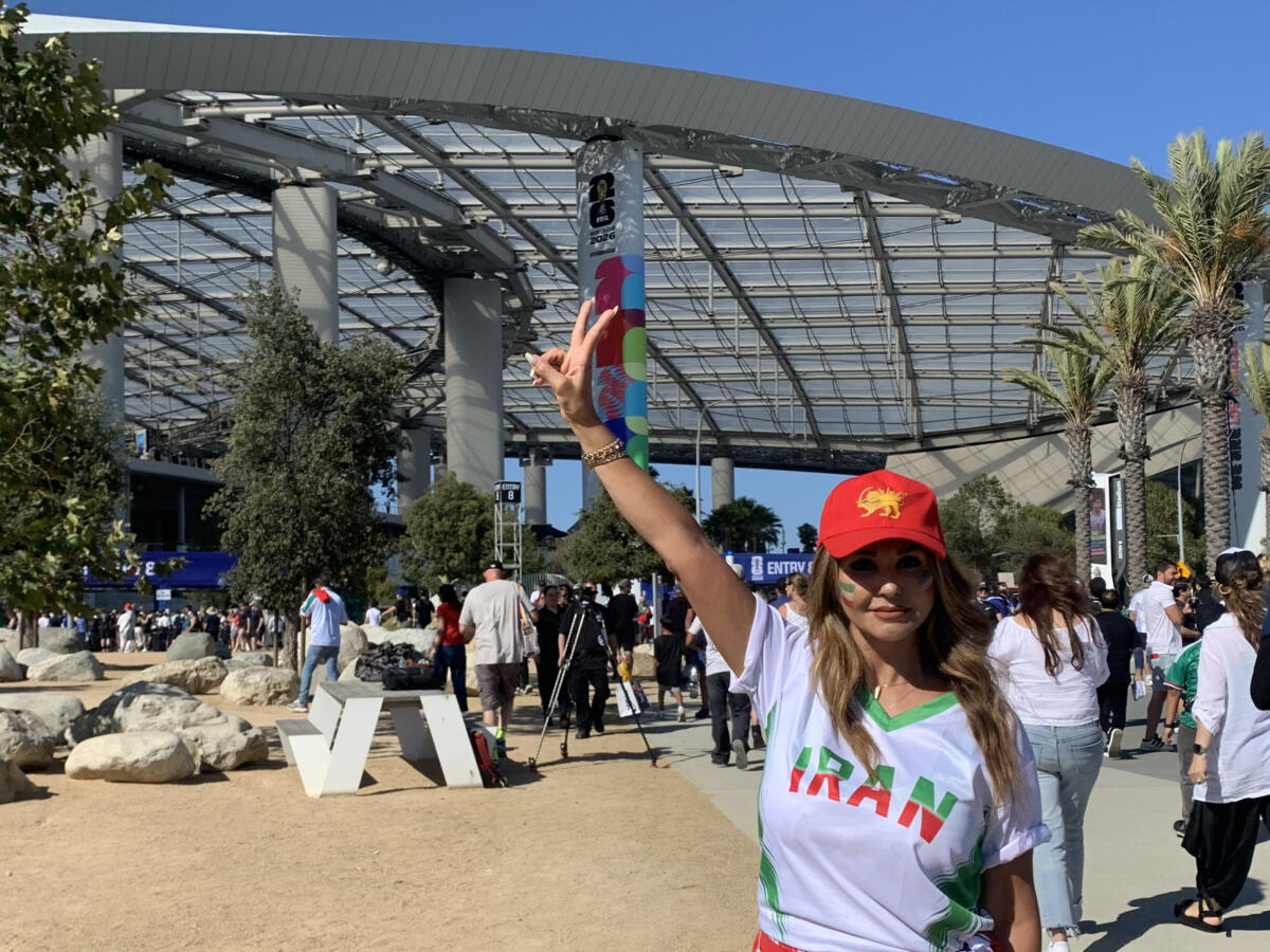 Mondiali, centinaia di iraniani protestano contro Teheran alla vigilia della partita