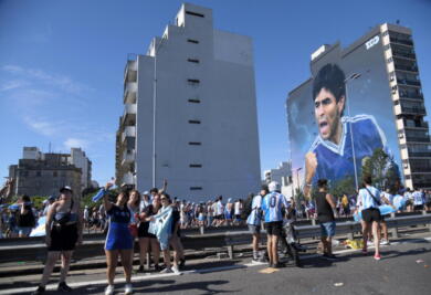 Mondiali: bufera su Maradona ricreato con l’IA in una pubblicità di scommesse
