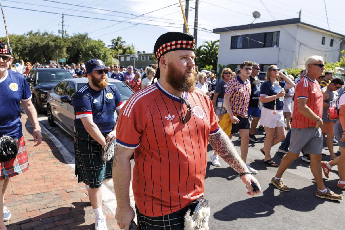 Mondiali: Tartan Army invade Miami in attesa di Scozia-Brasile Mondiali: Tartan Army invade Miami in attesa di Scozia-Brasile