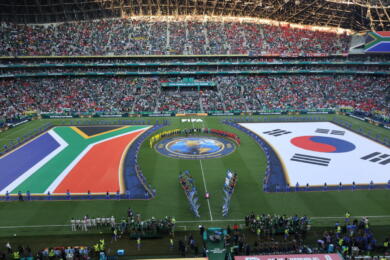 Mondiali: da Soweto a Johannesburg, vuvuzela e fuochi d’artificio per il Sudafrica
