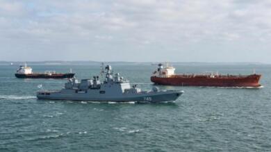 Tensione nella Manica: fregata russa spara  contro uno yacht britannico