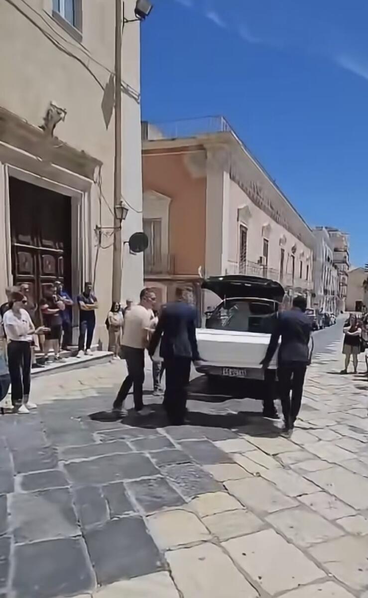 Manfredonia in lacrime per Antonio: un corteo di scooter e una cattedrale gremita per i funerali – VIDEO