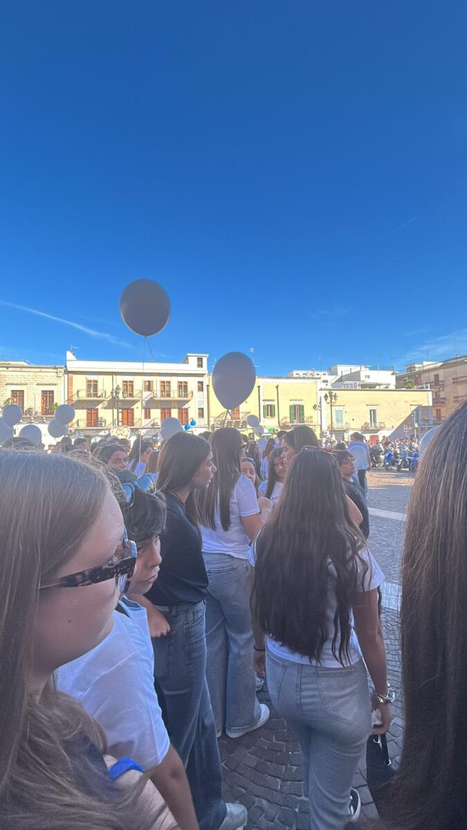 Manfredonia in lacrime per Antonio: un corteo di scooter e una cattedrale gremita per i funerali – VIDEO