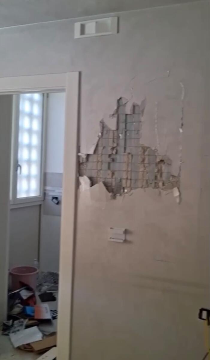 Raid nel quartiere San Pio a Bari: devastata una casa popolare sgomberata. Leccese: «Modalità mafiose» Raid nel quartiere San Pio a Bari: devastata una casa popolare sgomberata. Leccese: «Modalità mafiose»
