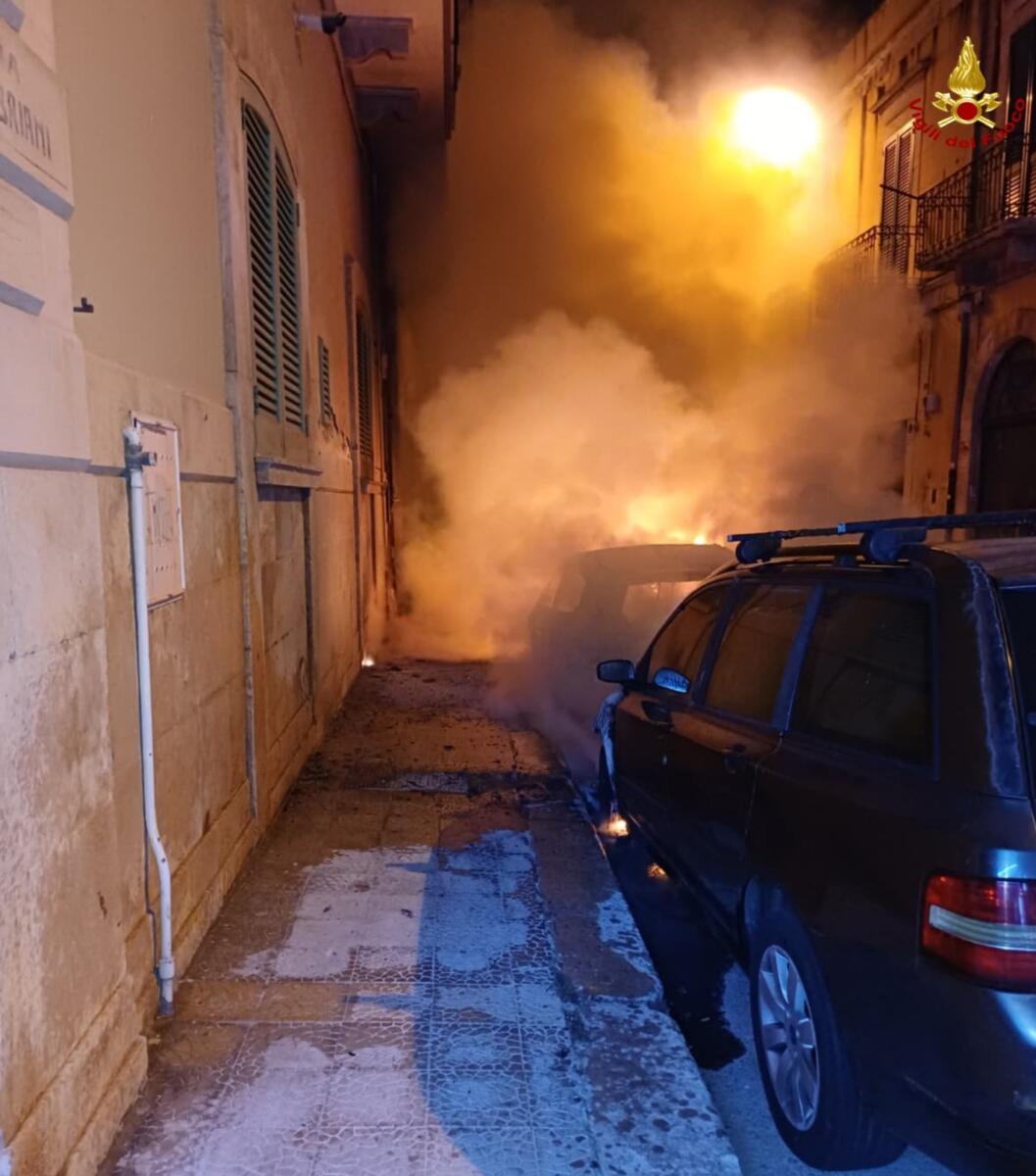 Giovinazzo, tre auto a fuoco vicino a un condominio: interrotti gas e luce allo stabile – FOTO