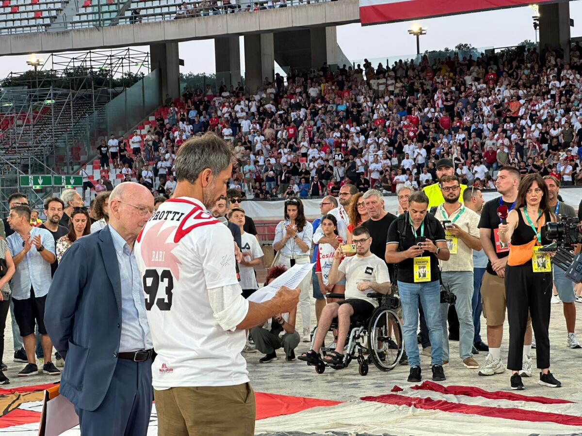 Bari, al San Nicola l’ultimo emozionante saluto allo “Zar”: svelata la targa “Curva Nord Igor Protti” – VIDEO