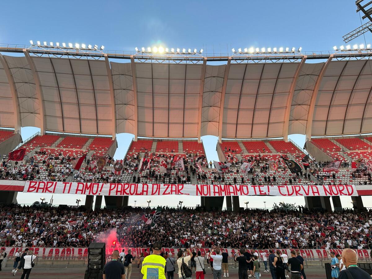 Bari, al San Nicola l’ultimo emozionante saluto allo “Zar”: svelata la targa “Curva Nord Igor Protti” – VIDEO