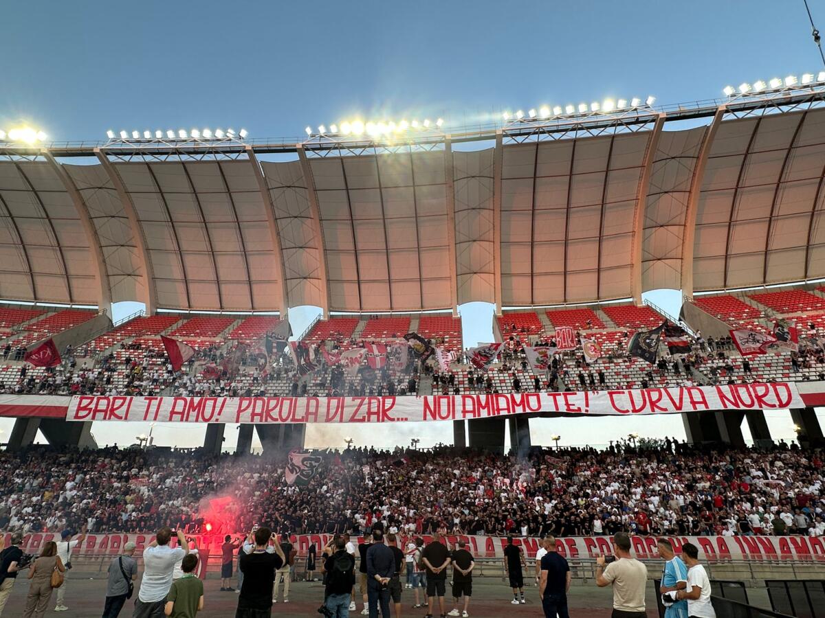 Bari, al San Nicola l’ultimo emozionante saluto allo “Zar”: svelata la targa “Curva Nord Igor Protti” – VIDEO