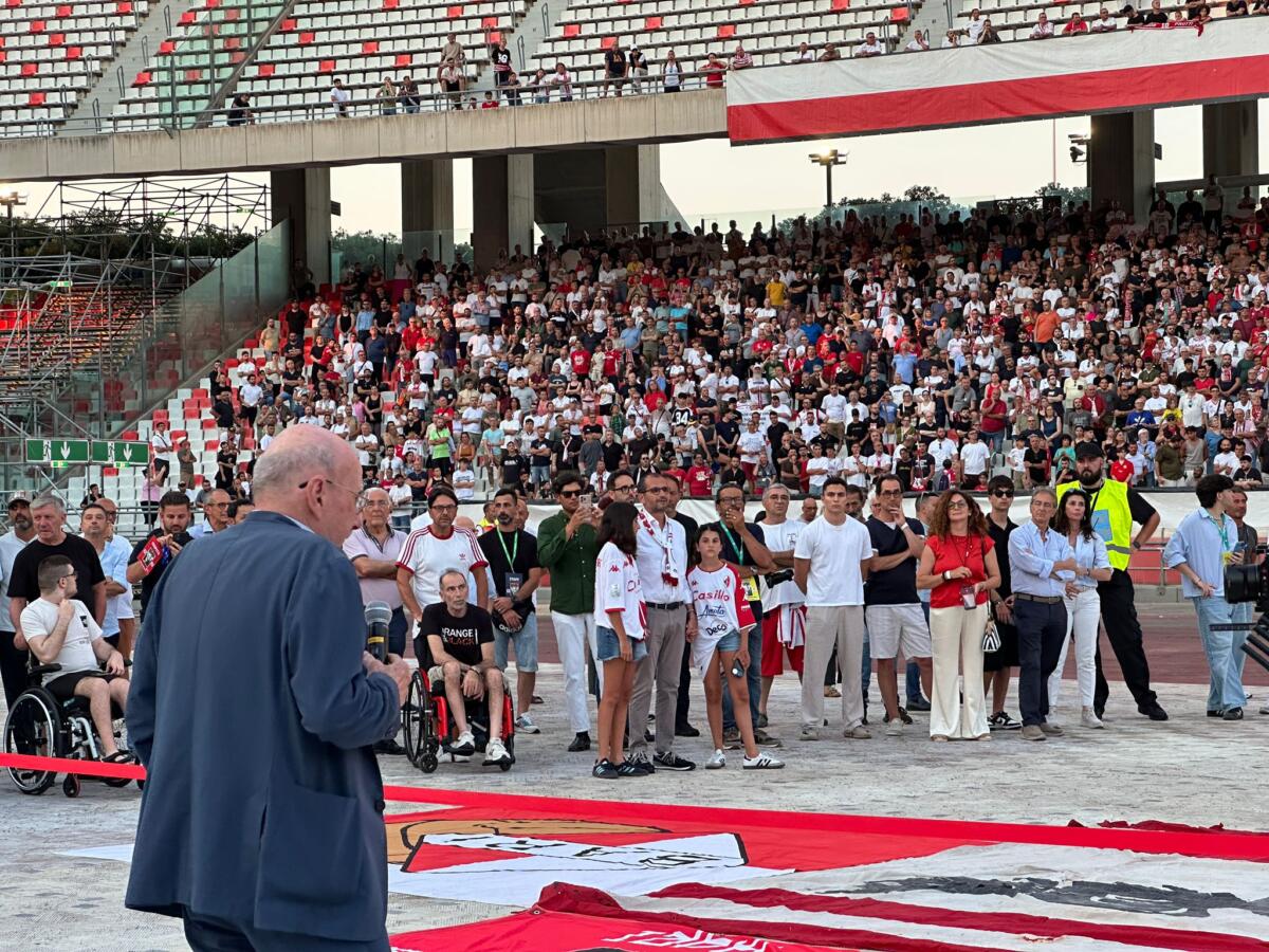 Bari, al San Nicola l’ultimo emozionante saluto allo “Zar”: svelata la targa “Curva Nord Igor Protti” – VIDEO
