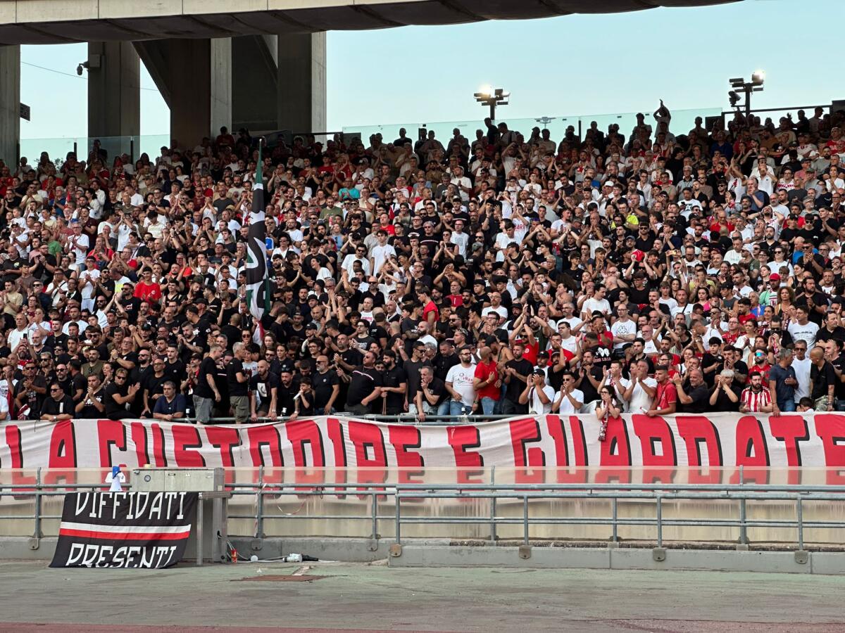 Bari, al San Nicola l’ultimo emozionante saluto allo “Zar”: svelata la targa “Curva Nord Igor Protti” – VIDEO
