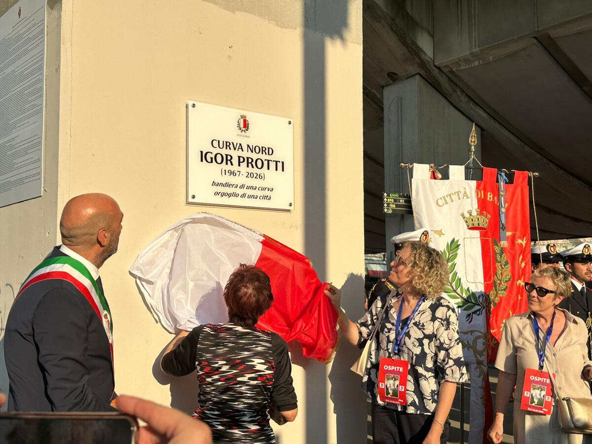 Bari, al San Nicola l’ultimo emozionante saluto allo “Zar”: svelata la targa “Curva Nord Igor Protti” – VIDEO