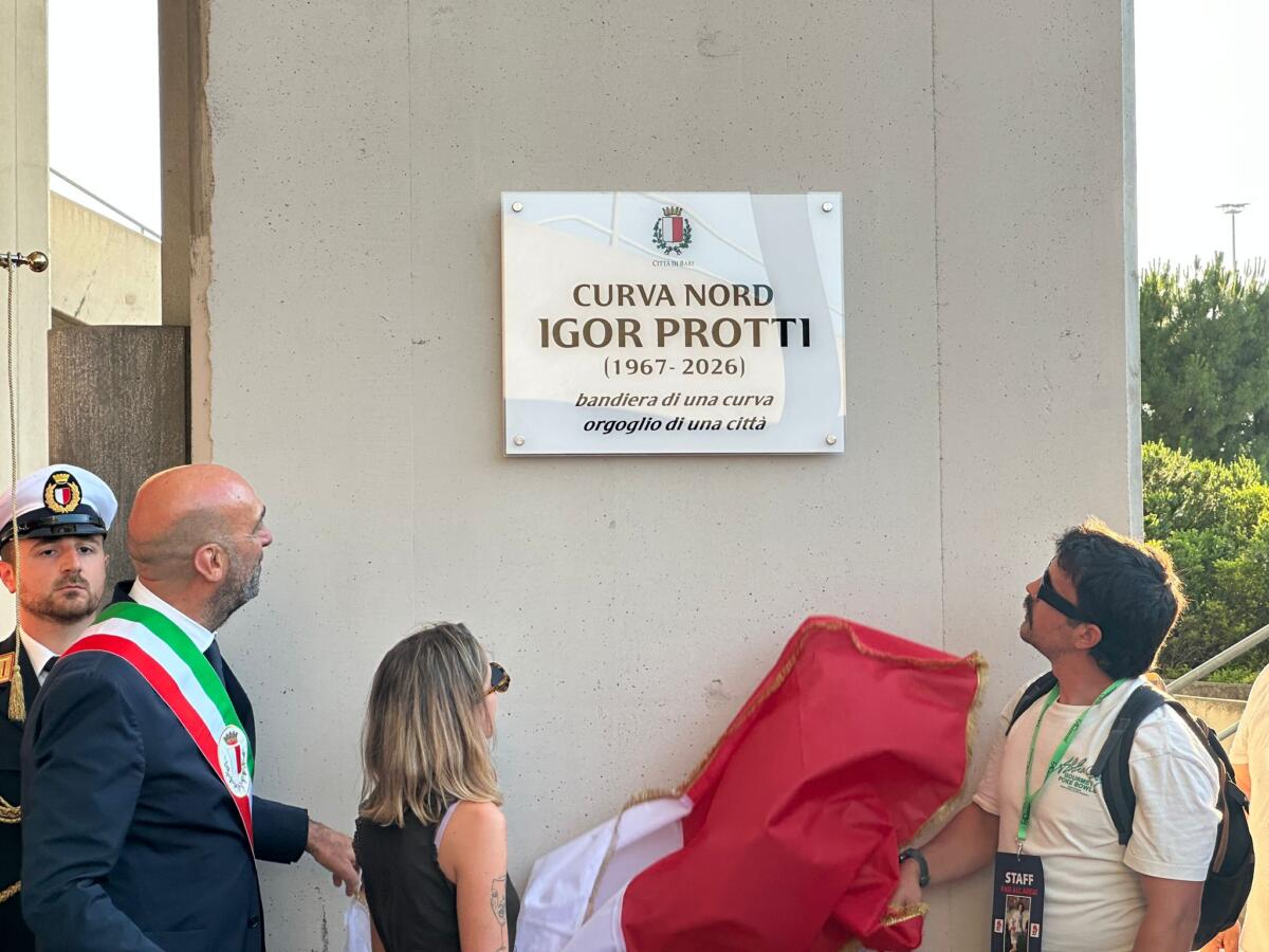 Bari, al San Nicola l’ultimo emozionante saluto allo “Zar”: svelata la targa “Curva Nord Igor Protti” – VIDEO