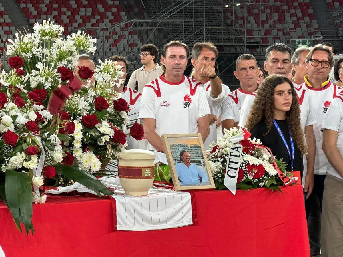 Bari, al San Nicola l’ultimo emozionante saluto allo “Zar”: svelata la targa “Curva Nord Igor Protti” – VIDEO