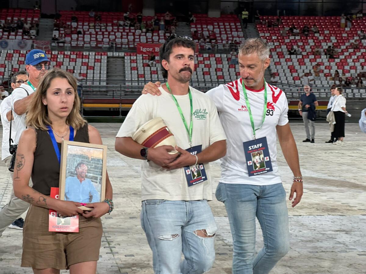 Bari, al San Nicola l’ultimo emozionante saluto allo “Zar”: svelata la targa “Curva Nord Igor Protti” – VIDEO
