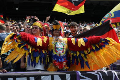 Mondiali: canti e tamburi, show dei tifosi di Ecuador e Germania a Times Square