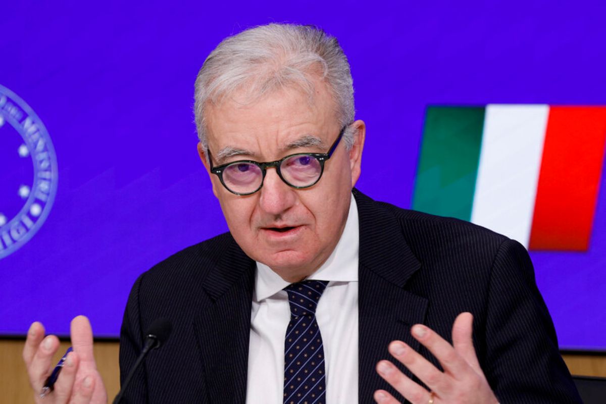 Tentano di truffare imprenditori fingendosi il sottosegretario Mantovano, Palazzo Chigi: «State attenti» Tentano di truffare imprenditori fingendosi il sottosegretario Mantovano, Palazzo Chigi: «State attenti»