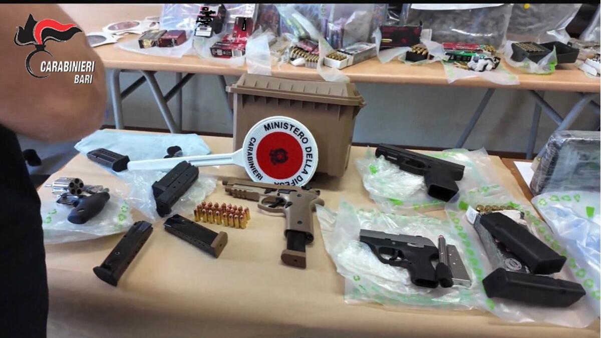 Bari, blitz all’Ipercoop di Japigia: sequestrati oltre 70 chili di droga, armi e munizioni