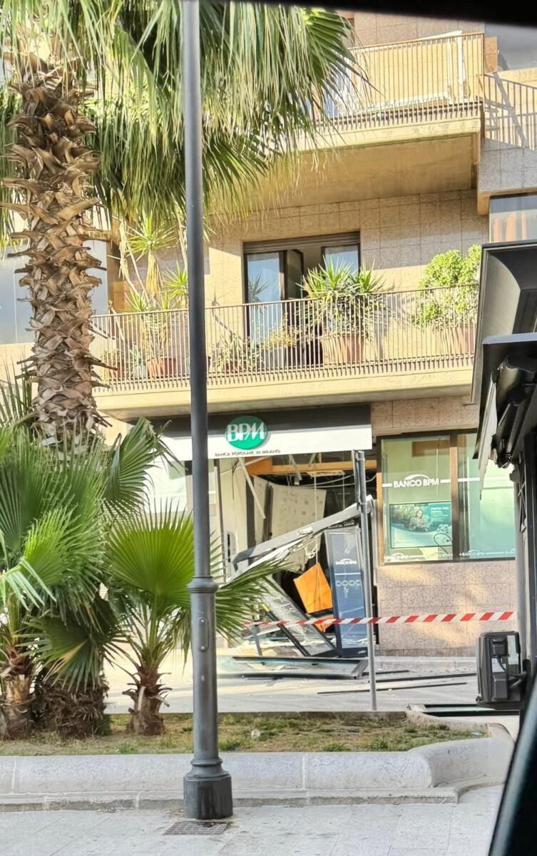 Assalti ai bancomat in Puglia, tre colpi nella notte: esplosioni a Cerignola e nel Salento