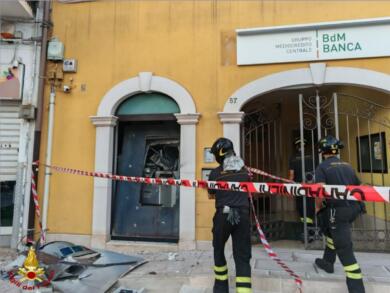 Secondo colpo in 24 ore a Modugno, assalto al bancomat della BdM: danni ingenti all’edificio – FOTO