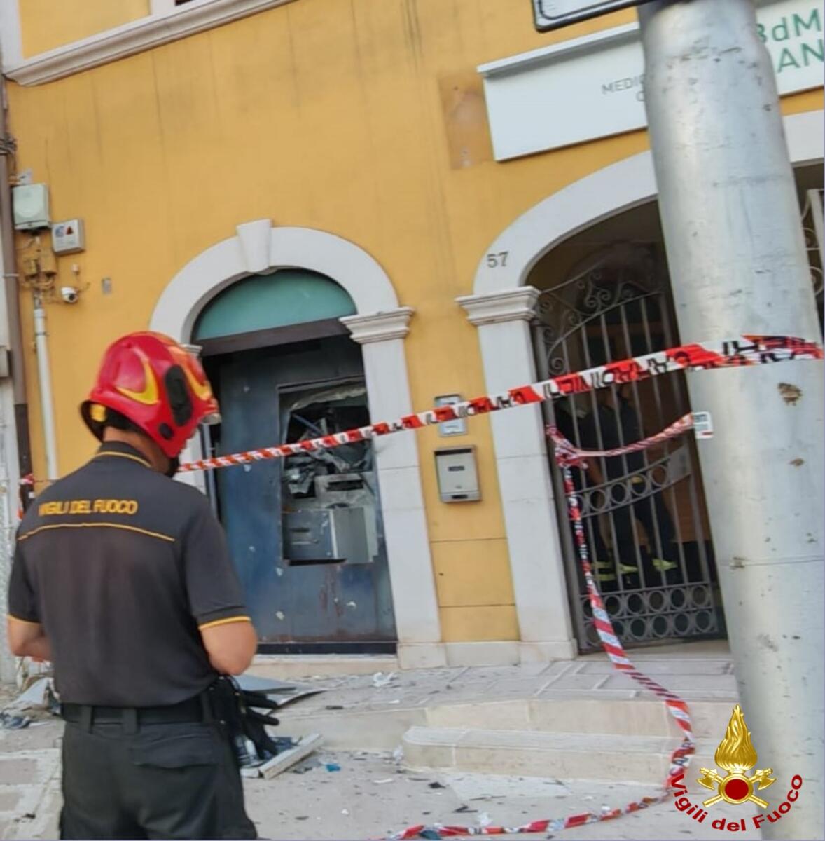 Secondo colpo in 24 ore a Modugno, assalto al bancomat della BdM: danni ingenti all’edificio – FOTO