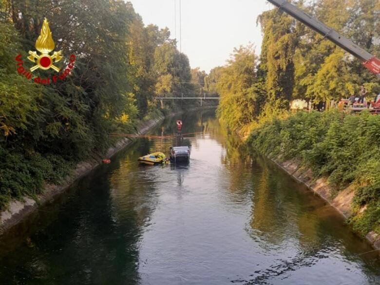 auto nel canale