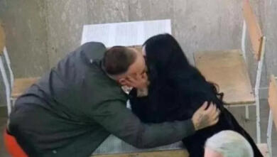 Bari, estorsioni e minacce agli imprenditori dal carcere: la foto del bacio che introduce la sim