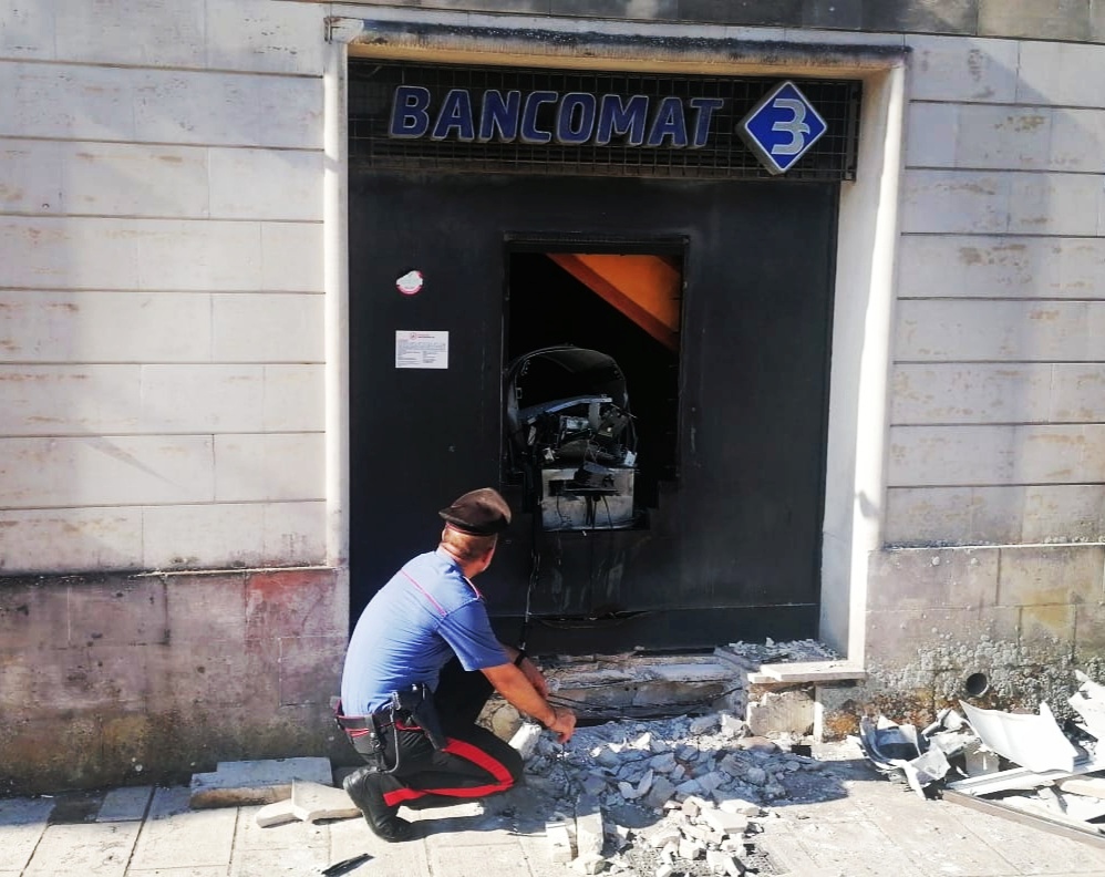 Assalti ai bancomat in Puglia, tre colpi nella notte: esplosioni a Cerignola e nel Salento