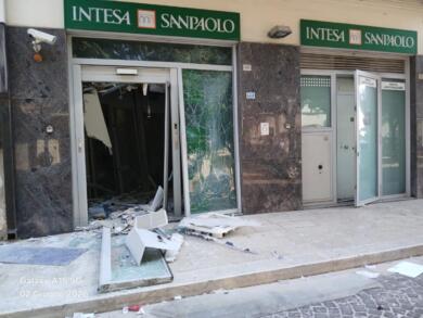 Trinitapoli, doppia esplosione all’alba per assaltare il bancomat: i ladri fuggono a mani vuote