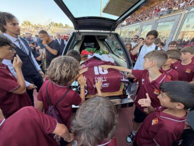 Bari saluta per l’ultima volta Igor Protti, le ceneri del bomber biancorosso arrivano al San Nicola