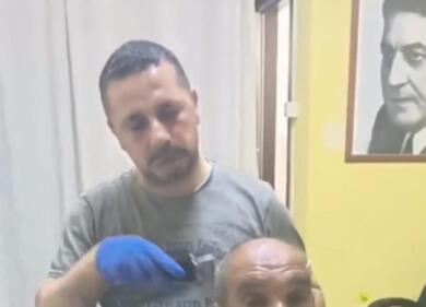 Barletta, nasce la “Barberia Popolare”: taglio di capelli gratis per i più fragili contro il caldo – VIDEO