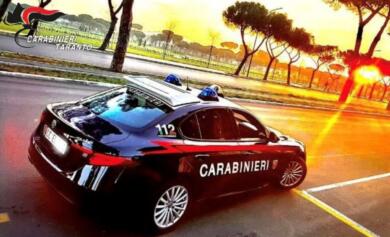 Taranto, sorpreso a bordo di un’auto rubata: arrestato dopo una fuga sui tetti