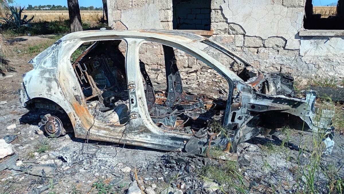 Carcasse di auto cannibalizzate e incendiate nelle campagne del Foggiano: «Ambiente a rischio» Carcasse di auto cannibalizzate e incendiate nelle campagne del Foggiano: «Ambiente a rischio»
