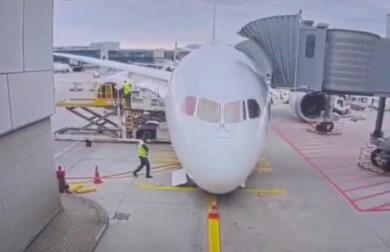 Paura sul volo Francoforte-Los Angeles, il carrello dell’aereo cede prima del decollo