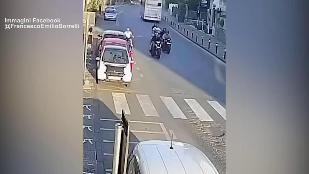 Pompei, anziano in bici spinto a terra da un motociclista