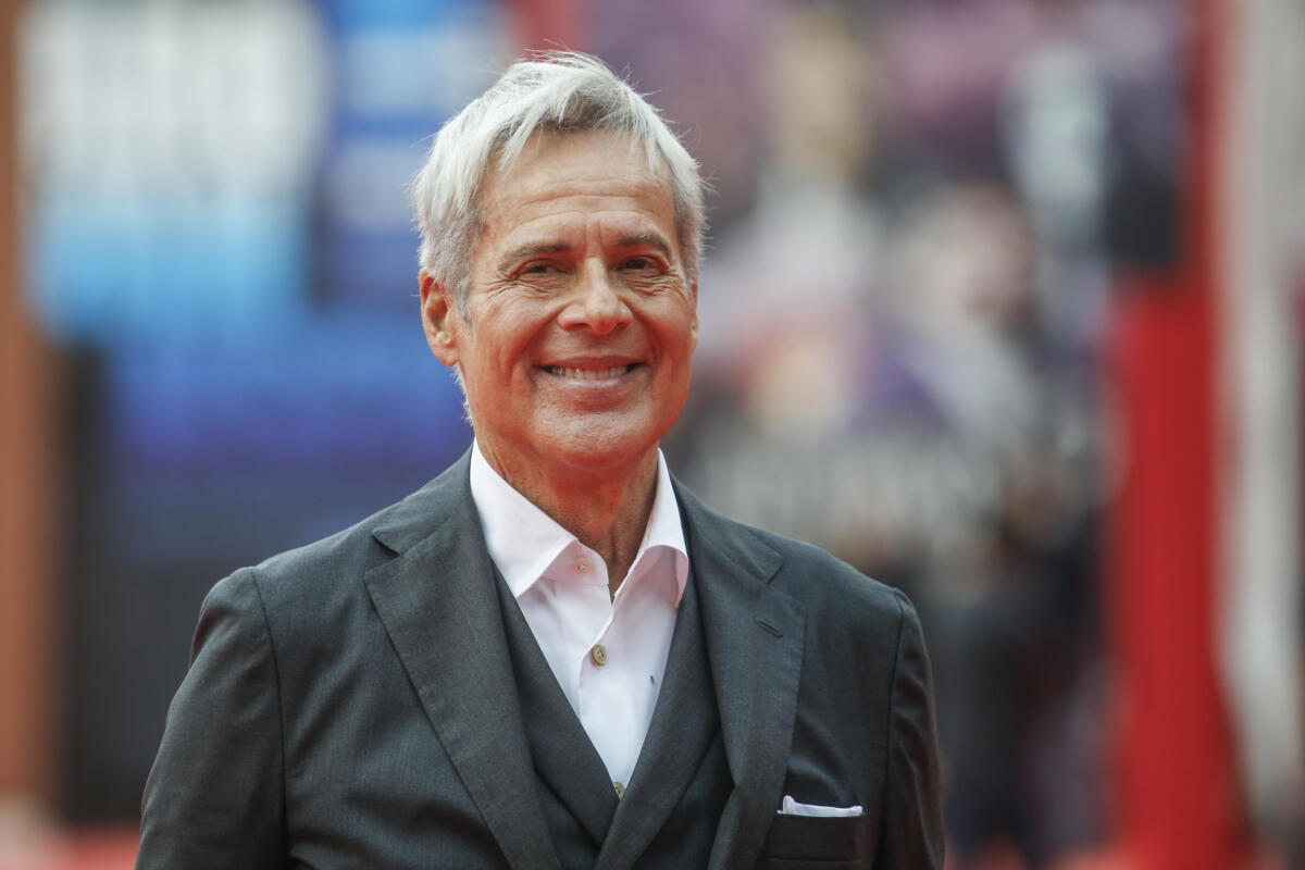 Claudio Baglioni ha la polmonite, 90 giorni di stop: rinviato al 2027 il GrandTour Claudio Baglioni ha la polmonite, 90 giorni di stop: rinviato al 2027 il GrandTour