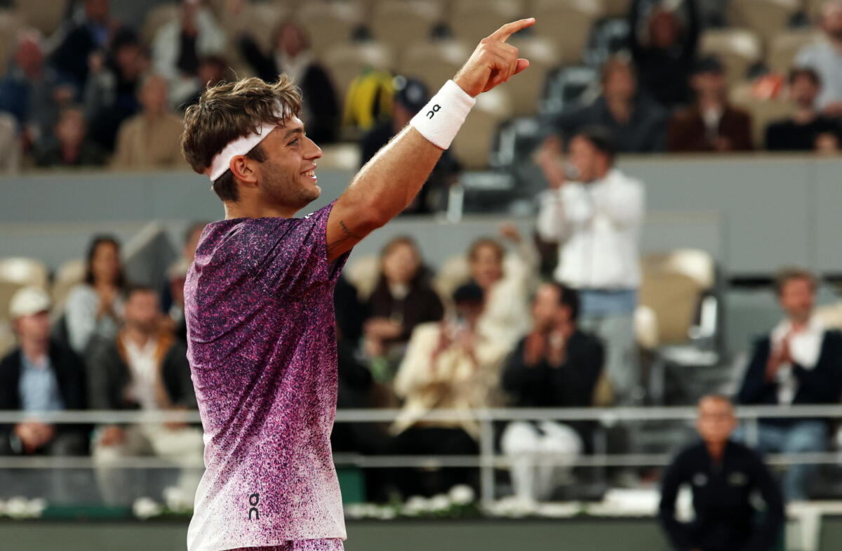 Tennis, Cobolli vola in semifinale a Parigi: battuto Auger Tennis, Cobolli vola in semifinale a Parigi: battuto Auger