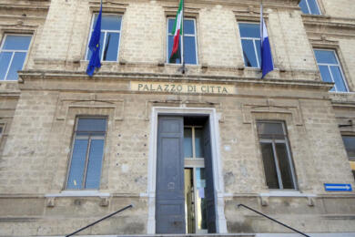 Trani, scoppia il caso a pochi giorni dall’insediamento dei consiglieri: «Niente proclamazione se non pagate la Tari arretrata»