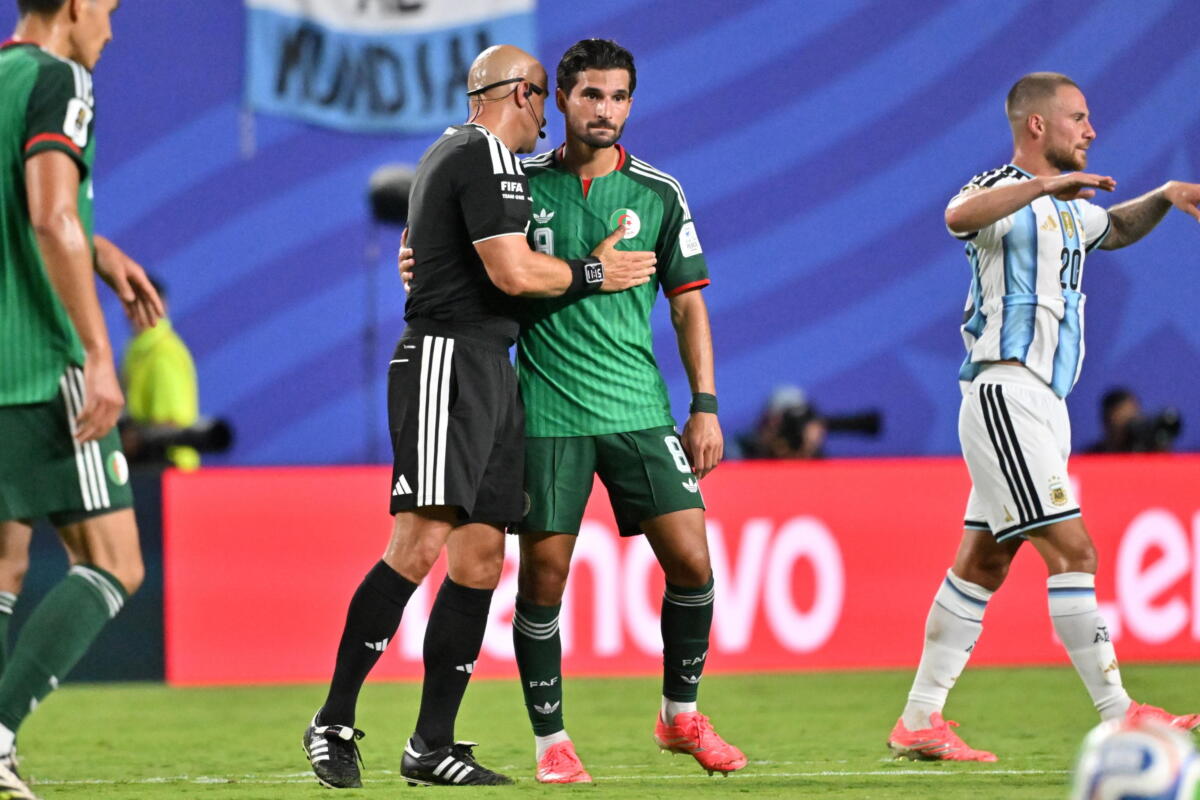 Mondiali: mancata espulsione di Messi, l’Algeria fa ricorso alla Fifa Mondiali: mancata espulsione di Messi, l’Algeria fa ricorso alla Fifa